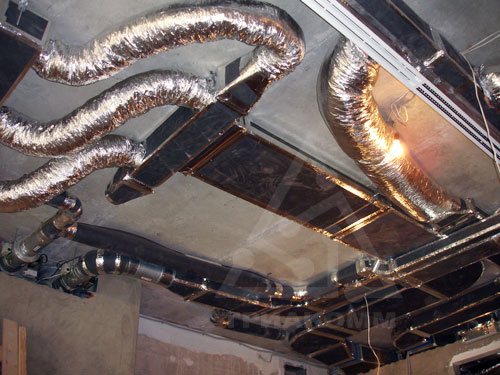 Кроме вентиляционных установок в систему вентиляции коттеджа входит широкая сеть воздуховодов