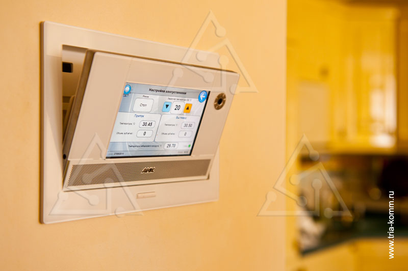 Сенсорная панель с интерфейсом управления вентиляцией загородного дома