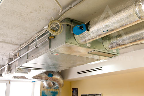 Фото вентиляционной установки Klimanaut Indoor 400 WRG на своем рабочем месте