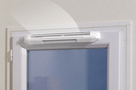 Гигрорегулируемое приточное вентиляционное устройство EHA, установленное на оконной раме