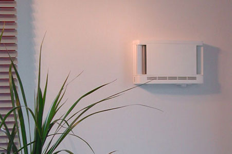 Гигрорегулируемое приточное вентиляционное устройство EHT, установленное в стене
