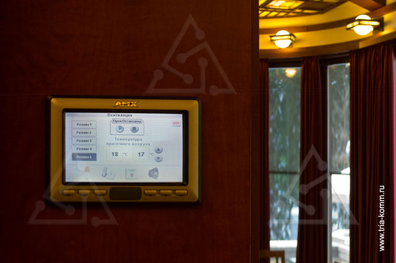 С помощью сенсорной панели AMX можно легко управлять климатическими параметрами вентиляции в офисе