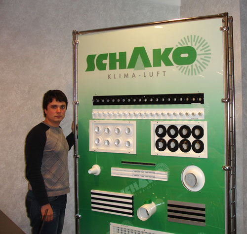 Главный инженер Антон Виноградов возле стенда с оборудованием Schako