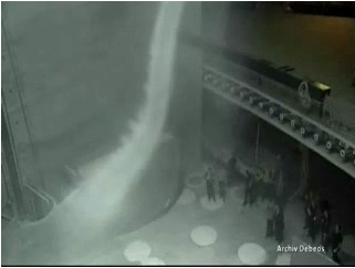 На скриншоте видно низ торнадо, который образовался во время эксперимента в холле музея автомобилей Мерседес в Германии