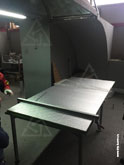 Фото рабочего стола со специальным покрытием, угольника и телескопического разметчика для проведения работ по раскрою и сборке PIR-воздуховодов
