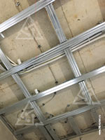 Фото выполненного монтажа трубопровода системы форсуночного увлажнения к бетонному перекрытию, за металлическим профилем потолка