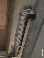 Фото 4-х магистралей системы форсуночного увлажнения с креплением прорезиненными хомутами к бетонному перекрытию