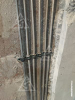 Фото 6-ти армированных трубопроводов системы форсуночного увлажнения с креплением прорезиненными хомутами к бетонной стене