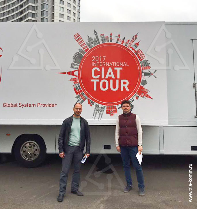 Генеральный директор Андрей Дробыш и главный инженер Петр Балицкий возле автомобильной демонстрационной платформы CIAT в Москве