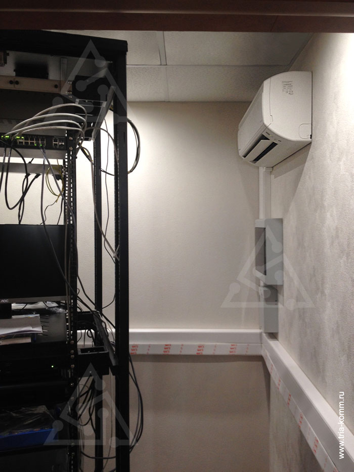 Фото установленного внутреннего настенного кондиционерного блока Daikin в серверной
