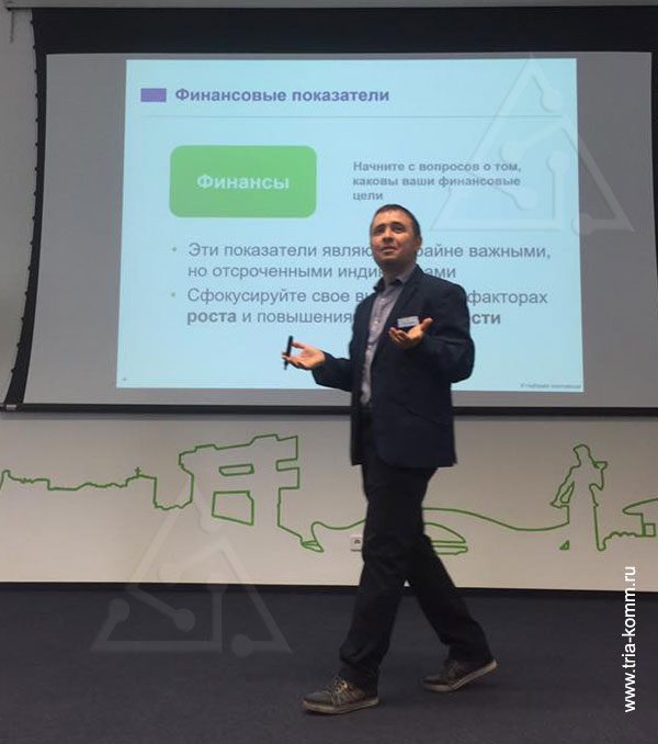 Андрей Басос, IDEASEA (Huthwaite Russia), на фоне слайда финансовых показателей бизнеса