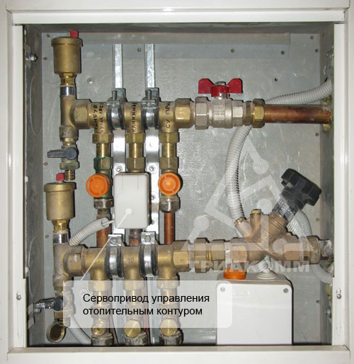 Сервопривод управления радиаторным или конвекторным отоплением, установленный в коллекторном шкафу