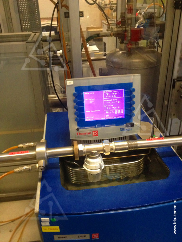 Фото стенда для проверки термостатических элементов Danfoss на соответствие точности поддержания температуры