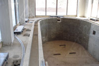 Монтаж конвекторов Кампманн в бассейне на этапе строительства