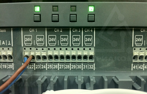 Светодиоды на контроллере показывают работу электроприводов отопления