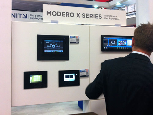 Семейство сенсорных панелей Modero X Series на стенде AMX