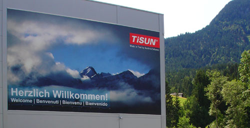 Реклама на офисном здании TiSUN прекрасно гармонирует с австрийскими пейзажами