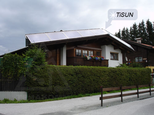 Другой вариант установки солнечных систем TiSUN на фасаде загородного дома