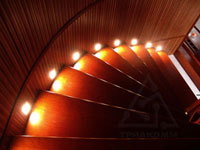 Монтаж ламп освещения на деревянной лестнице