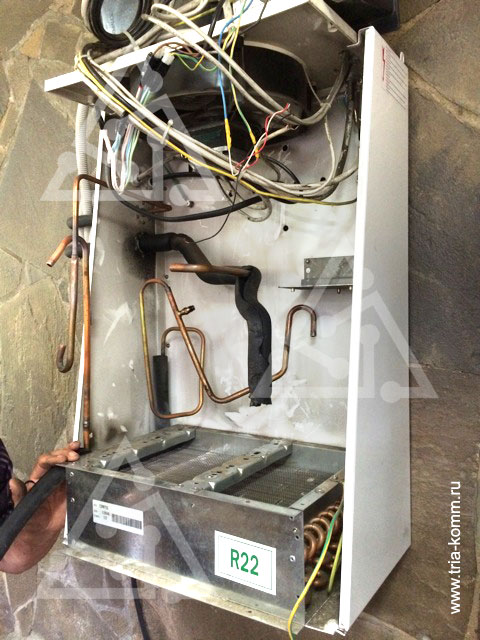 Демонтаж старого компрессора кондиционера холодильной камеры