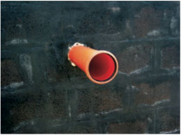 1. Труба проведена через стену с битумным покрытием