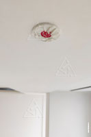Фото выполненного монтажа точки отбора проб воздуха Vesda на потолке в гостиной