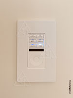 Фото кнопочной панели управления в санузле квартиры источниками аудио, освещением, вентиляцией