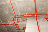 Монтаж электрических кабелей на потолке в квартире