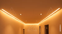 Фото выполненного монтажа встраиваемых потолочных светильников и светодиодной подсветки в прихожей