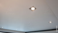 Монтаж встраиваемых потолочных светильников в квартире был выполнен согласно дизайн-проекту