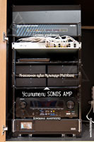Фото аппаратуры системы управления AMX, домашнего кинотеатра и аудио Мультирум (MultiRoom) в квартире