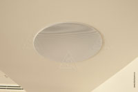 Фото встроенной в потолок круглой аудиоколонки Мультирум (MultiRoom) в гостиной