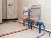 Фото выполненного монтажа рамных инсталляций для сантехники с подводом холодной, горячей воды и труб канализации