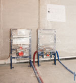 Фото рамных инсталляций для сантехники с подводом холодной, горячей воды и канализации
