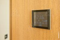 Фото комнатного термостата Thermokon LCF Touch в гостевой спальне квартиры