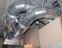 Вентиляционная установка, шумоглушители и воздуховоды в подсобном помещении