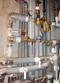 Фото узла ввода и учета горячего и холодного водоснабжения, а также предохранительный клапан бойлера