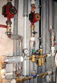 Фото циркуляционного насоса загрузки бойлера и циркуляционного насоса (справа) системы горячего водоснабжения