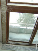 Фото конвекторов отопления под витражными окнами в пентхаусе