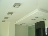 Фото установленных приборов освещения и акустических систем аудио мультирум на потолке пентхауса