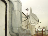 Воздуховоды системы вентиляции на крыше и установленные антенны спутникового телевидения