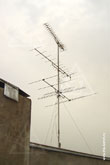 Установленные на крыше пентхауса антенны эфирного телевидения
