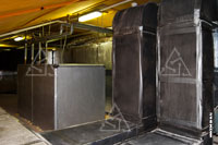 Фото холодильной машины Cooler фирмы Swegon (слева) и воздуховодов системы вентиляции (справа)