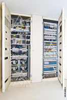 Фото 1-й секции электрических шкафов с силовым коммутационным оборудованием системы электроснабжения коттеджа
