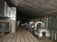 Фото смонтированных воздуховодов системы вентиляции на чердаке коттеджа для обеспечения переменного расхода воздуха