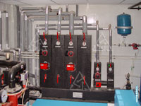 Фото распределительной гребенки в котельной для контуров системы отопления и теплого пола