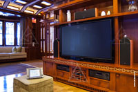 Домашний кинотеатр в коттедже интегрирован с системой видео мультирум и с системой управления