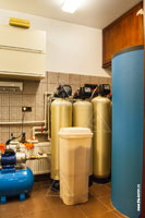 Система водоподготовки и водонагреватель Buderus в помещении котельной