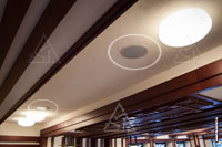 Фото ламп освещения и динамиков системы аудио мультирум на потолке в бассейне