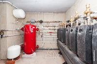Фото смонтированного оборудования системы холодоснабжения и распределительной гребенки отопления в котельной